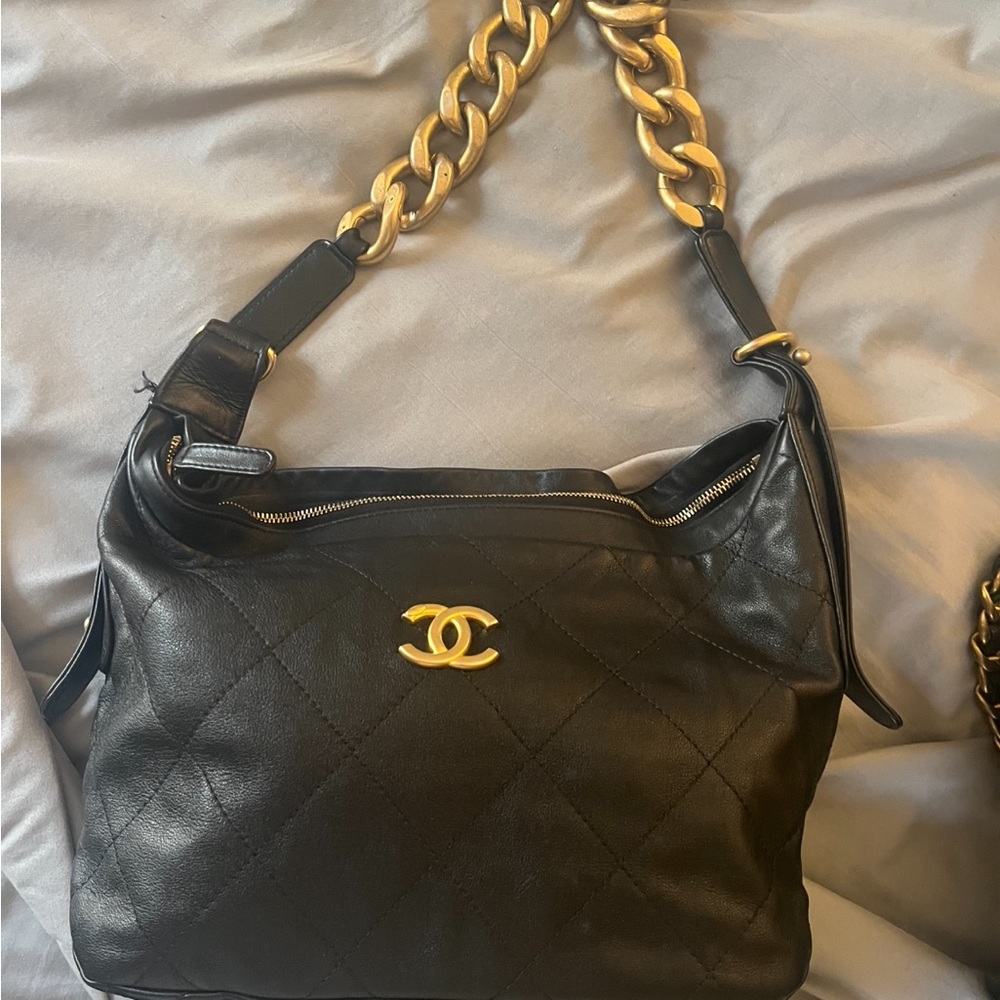 CHANEL Black Quilted Leather Shoulder Bag with Gold Chain Strap
